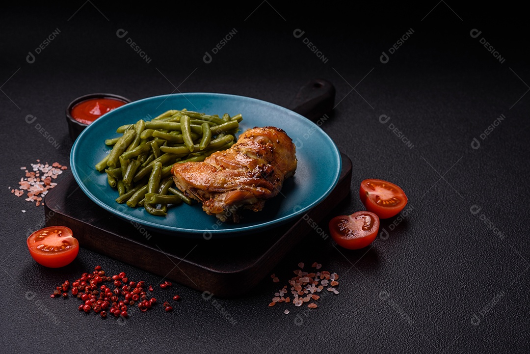 Vagens de feijão verde cozido com sal e especiarias sobre um fundo escuro de concreto