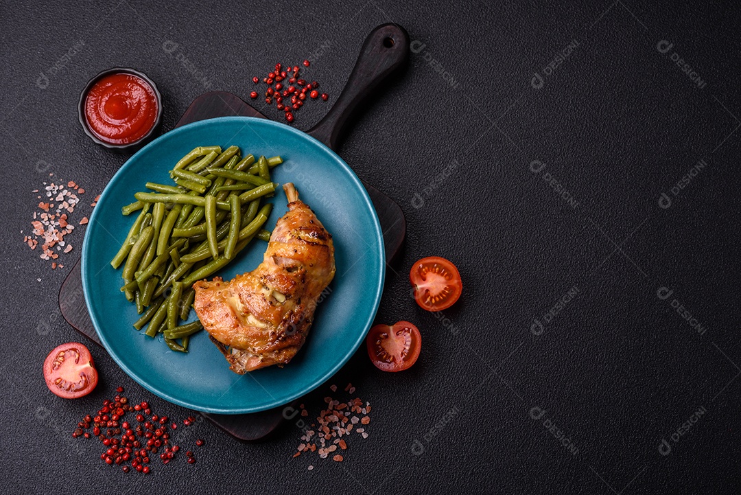 Vagens de feijão verde cozido com sal e especiarias sobre um fundo escuro de concreto