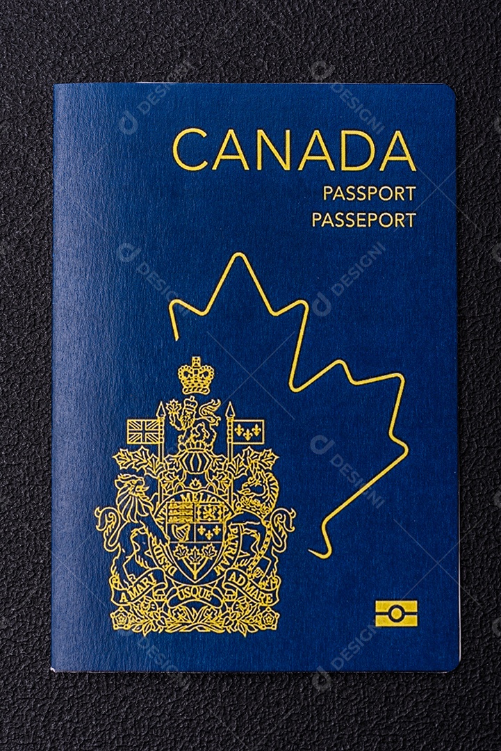 Passaporte internacional de papel físico de um cidadão canadense sobre um fundo escuro de concreto