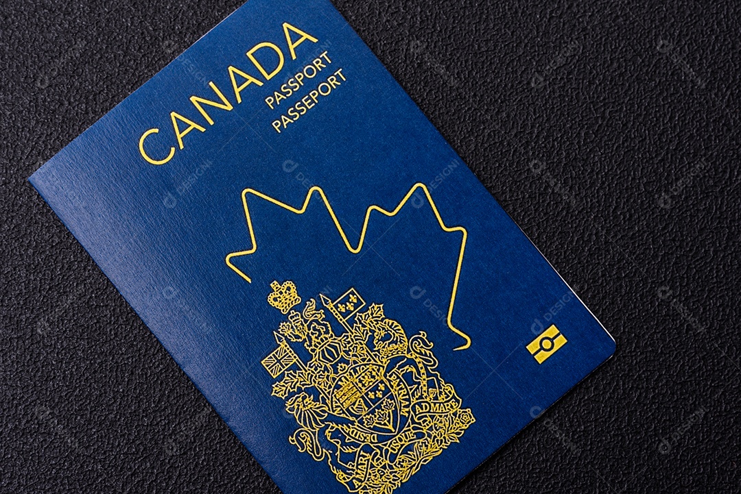 Passaporte internacional de papel físico de um cidadão canadense sobre um fundo escuro de concreto