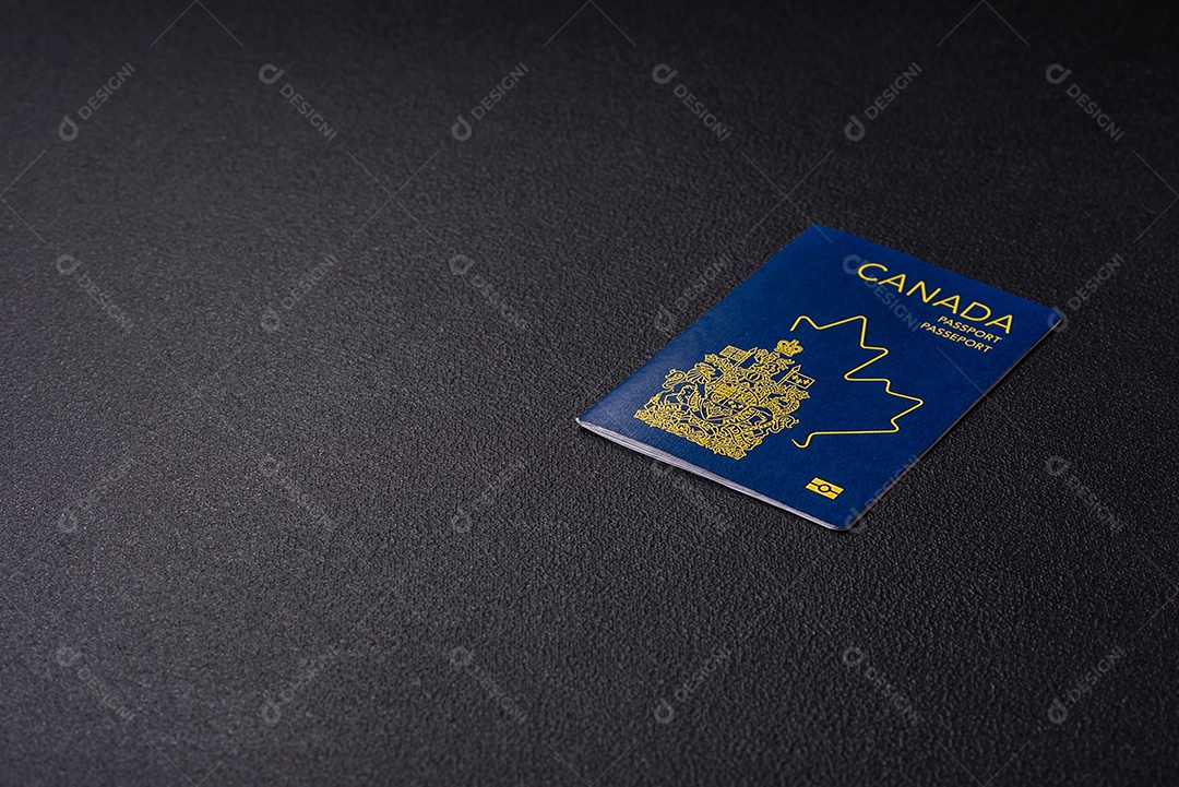 Passaporte internacional de papel físico de um cidadão canadense sobre um fundo escuro de concreto
