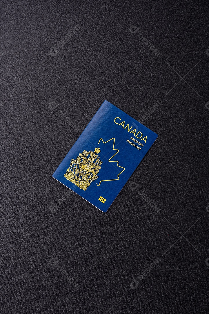 Passaporte internacional de papel físico de um cidadão canadense sobre um fundo escuro de concreto