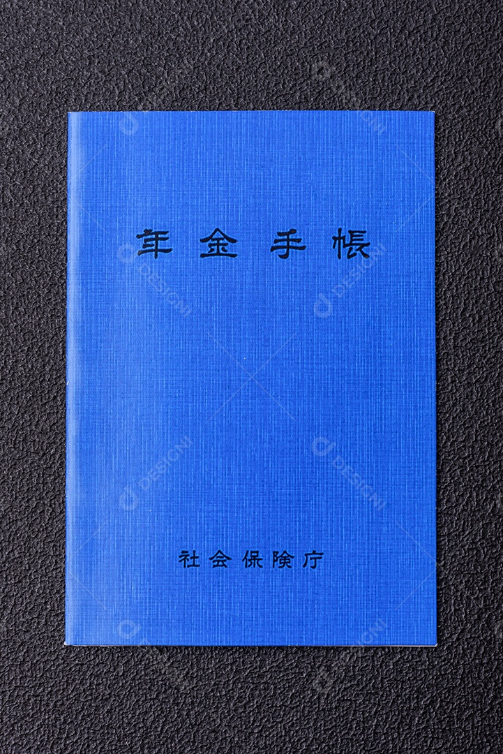 Livro de pensões ou cartão de identificação de cidadão japonês em fundo escuro de concreto