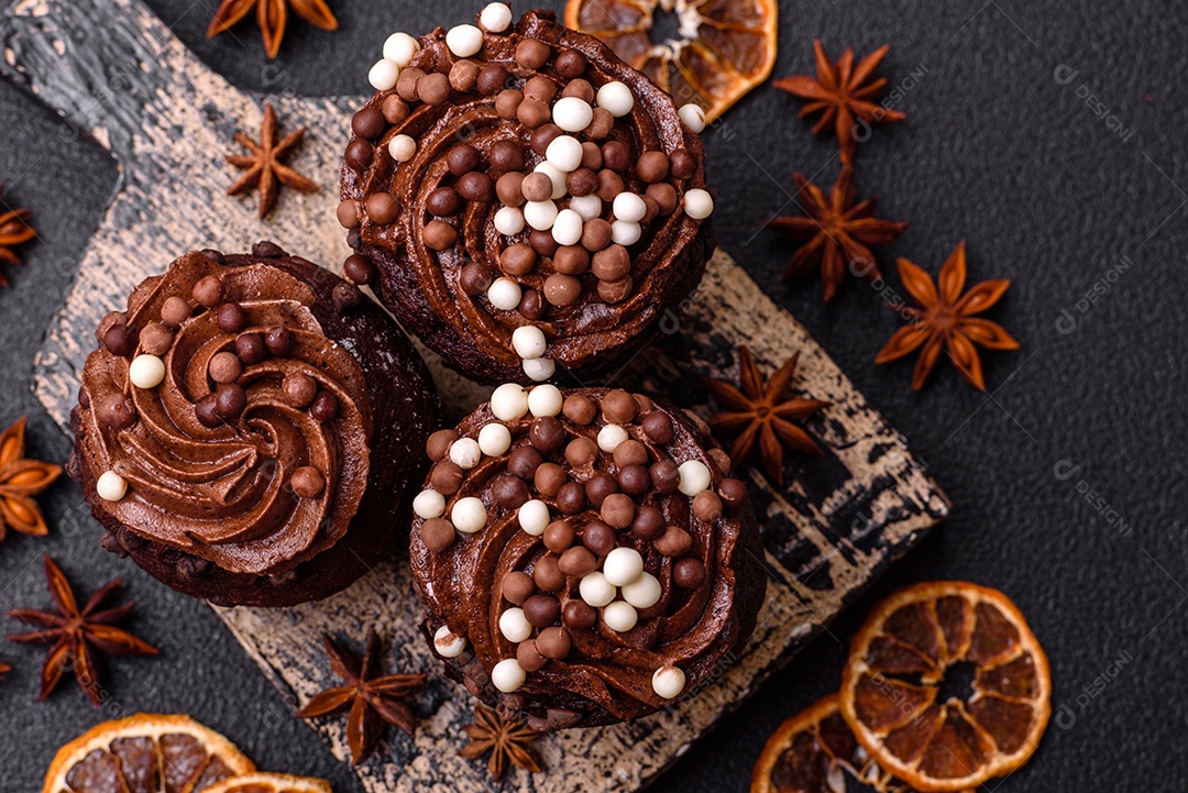 Deliciosos donuts frescos com recheio e cobertura de chocolate sobre um fundo escuro de concreto