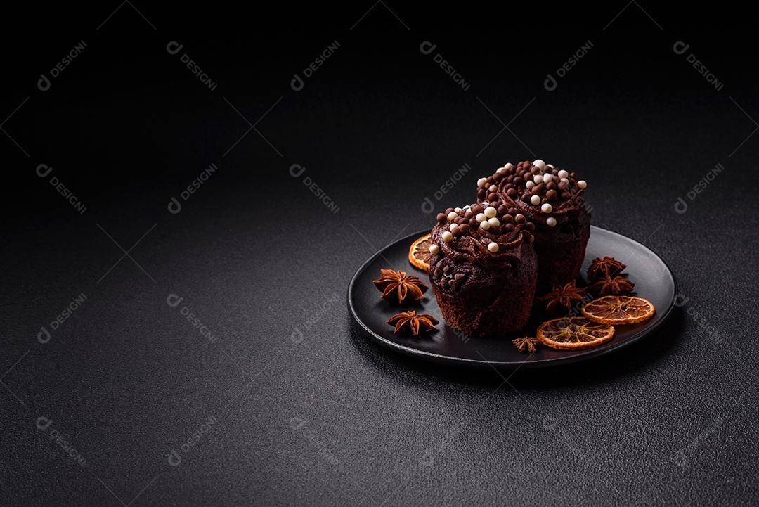 Deliciosos donuts frescos com recheio e cobertura de chocolate sobre um fundo escuro de concreto
