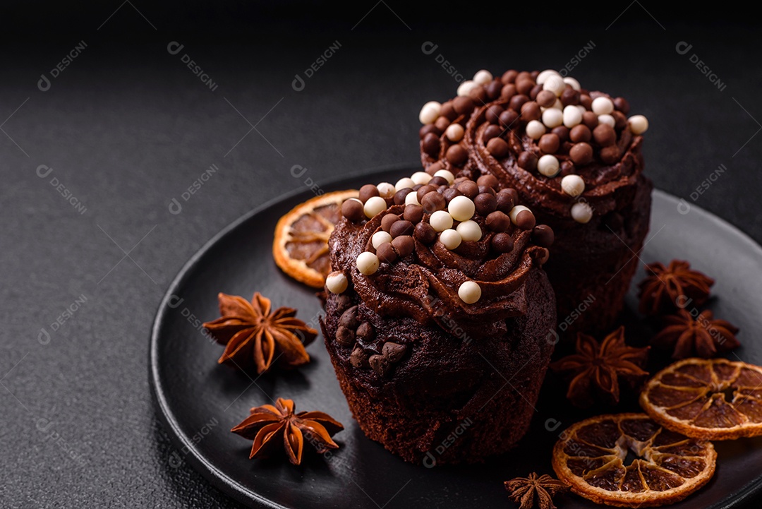 Deliciosos donuts frescos com recheio e cobertura de chocolate sobre um fundo escuro de concreto