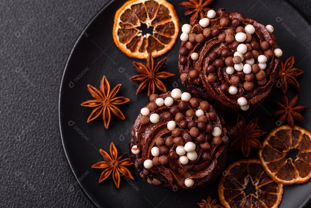 Deliciosos donuts frescos com recheio e cobertura de chocolate sobre um fundo escuro de concreto