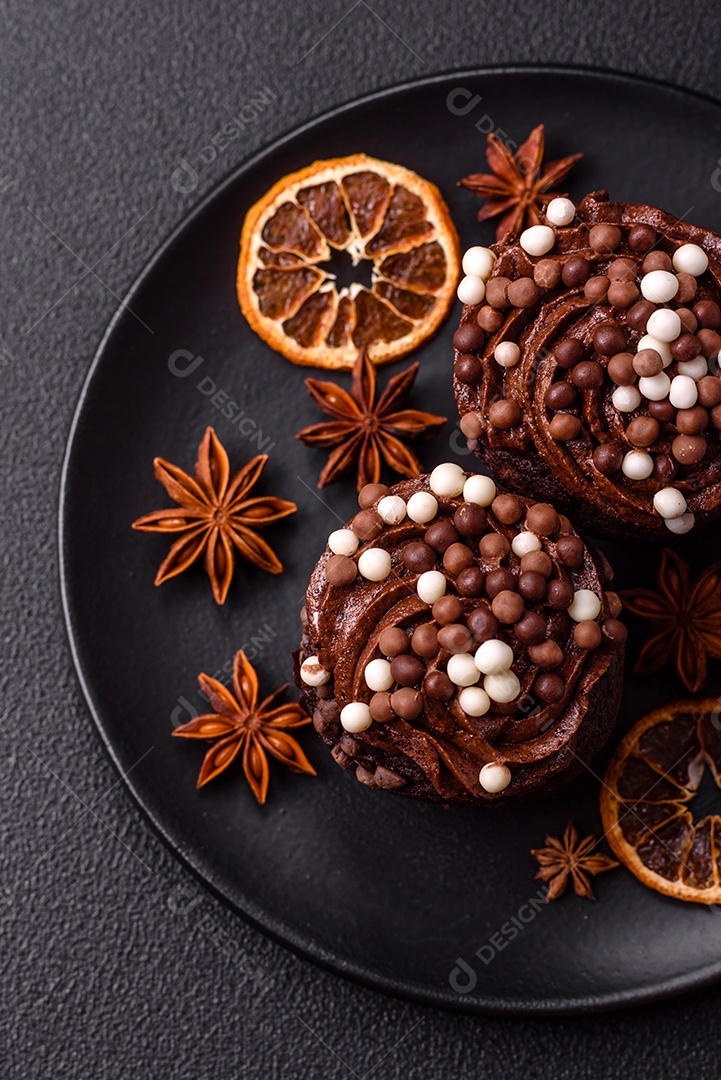Deliciosos donuts frescos com recheio e cobertura de chocolate sobre um fundo escuro de concreto