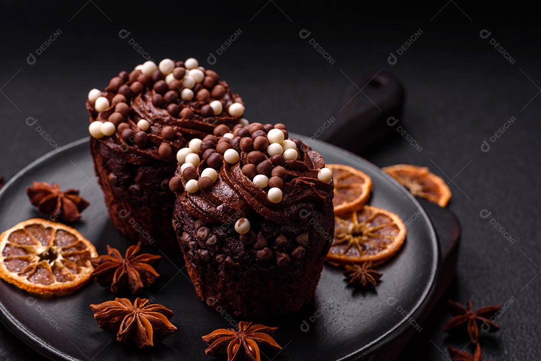 Deliciosos donuts frescos com recheio e cobertura de chocolate sobre um fundo escuro de concreto