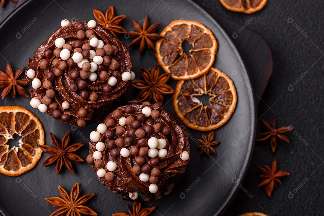Deliciosos donuts frescos com recheio e cobertura de chocolate sobre um fundo escuro de concreto