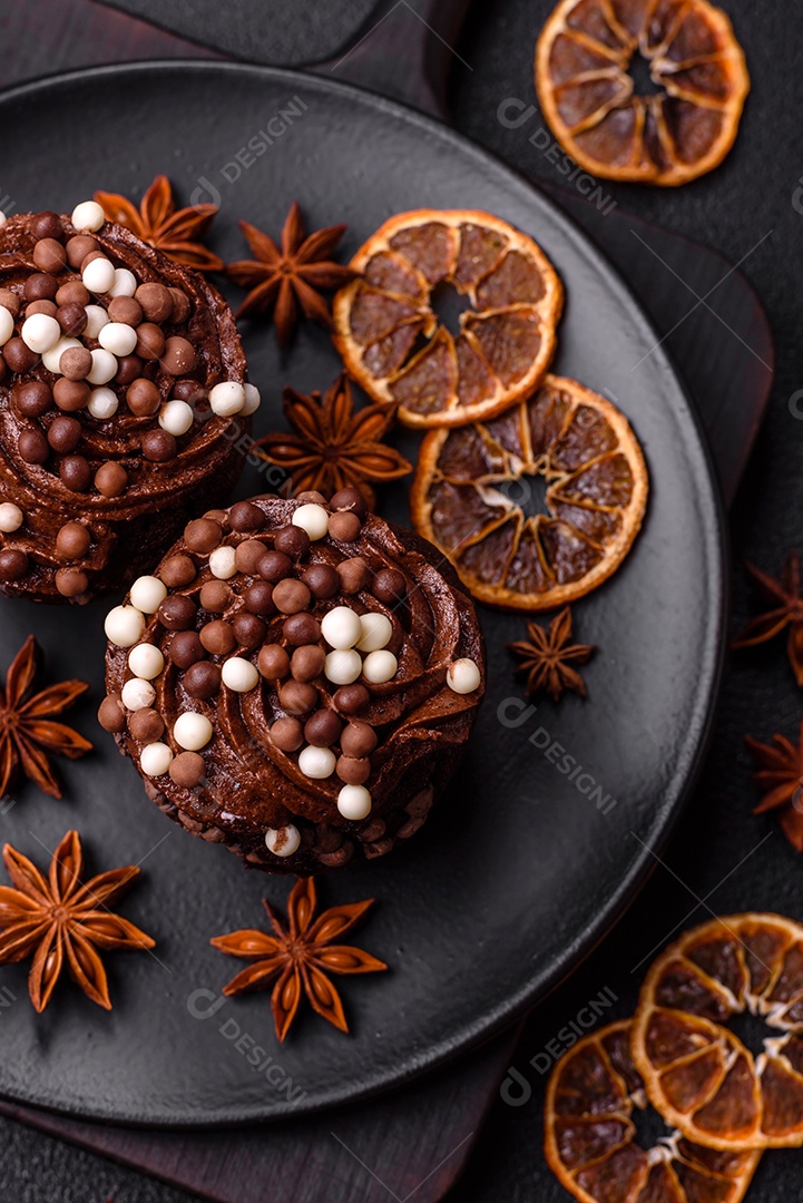 Deliciosos muffins frescos com recheio e cobertura de chocolate