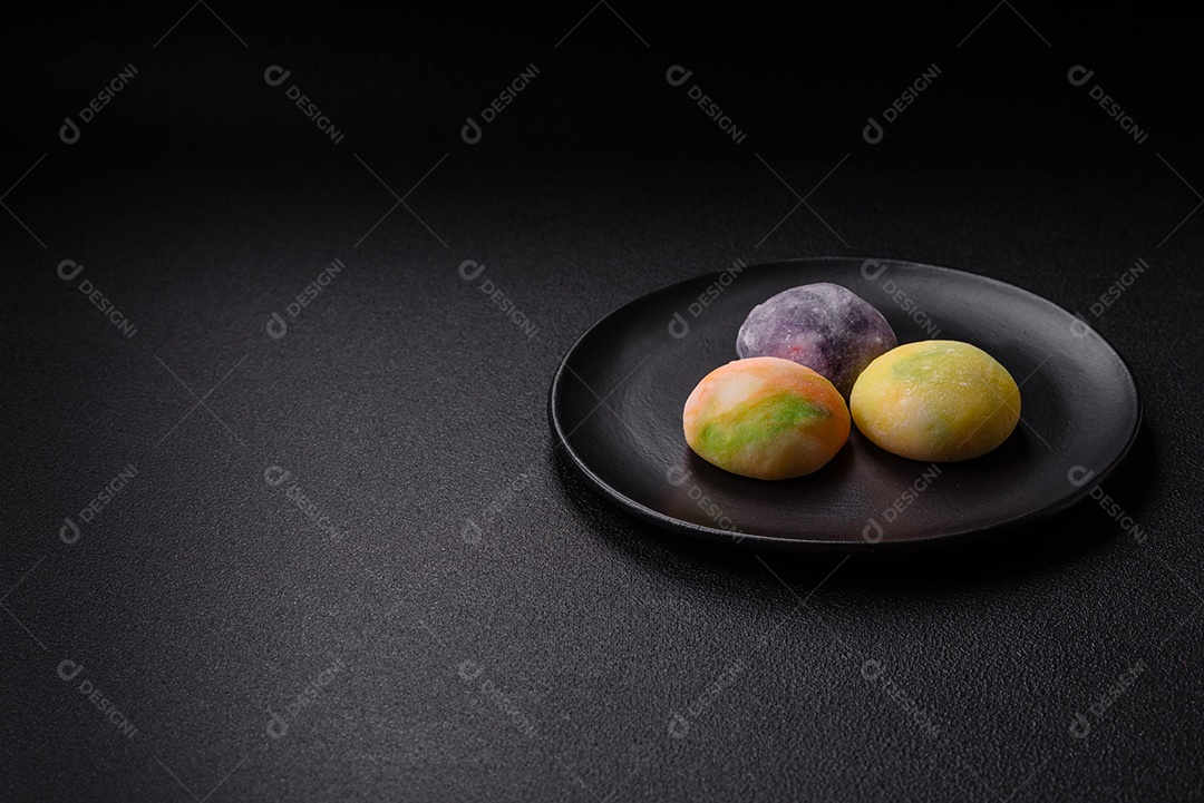 Deliciosas sobremesas doces de mochi geladas com recheio de frutas e cobertura de massa de arroz