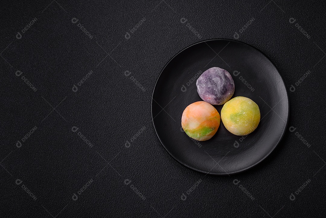 Deliciosas sobremesas doces de mochi geladas com recheio de frutas e cobertura de massa de arroz