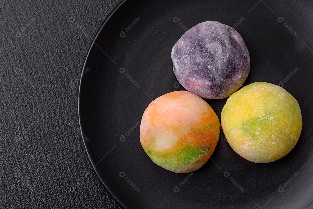 Deliciosas sobremesas doces de mochi geladas com recheio de frutas e cobertura de massa de arroz