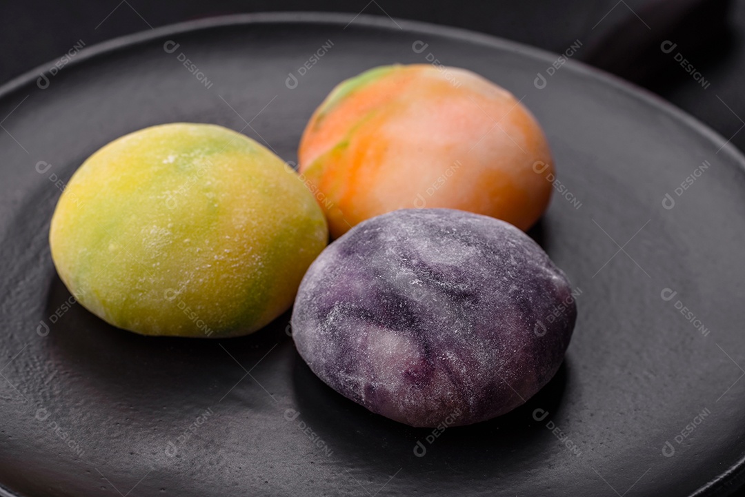 Deliciosas sobremesas doces de mochi geladas com recheio de frutas e cobertura de massa de arroz