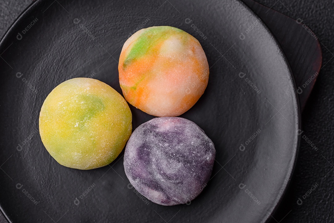 Deliciosas sobremesas doces de mochi geladas com recheio de frutas e cobertura de massa de arroz