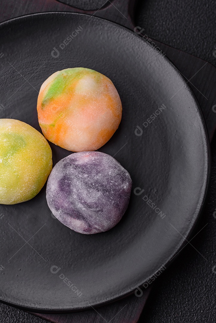 Deliciosas sobremesas doces de mochi geladas com recheio de frutas e cobertura de massa de arroz