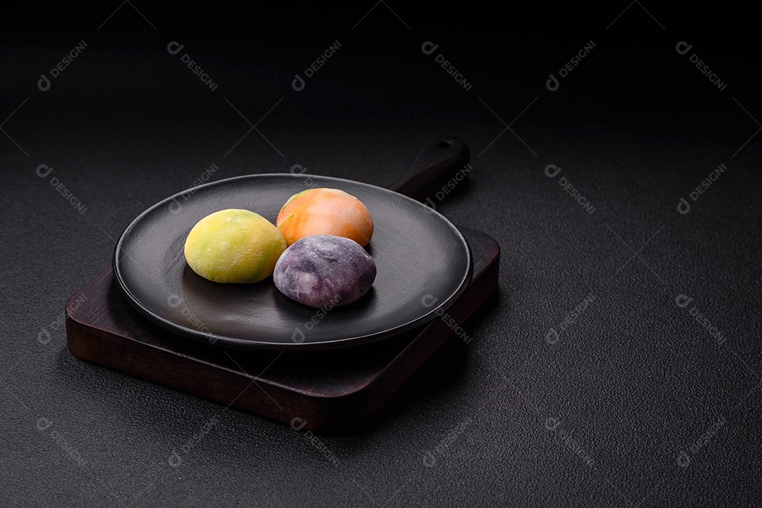 Deliciosas sobremesas doces de mochi geladas com recheio de frutas e cobertura de massa de arroz