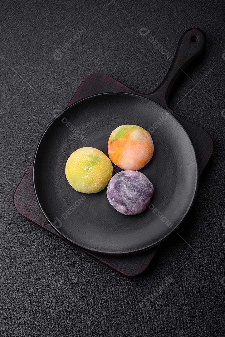 Deliciosas sobremesas doces de mochi geladas com recheio de frutas e cobertura de massa de arroz