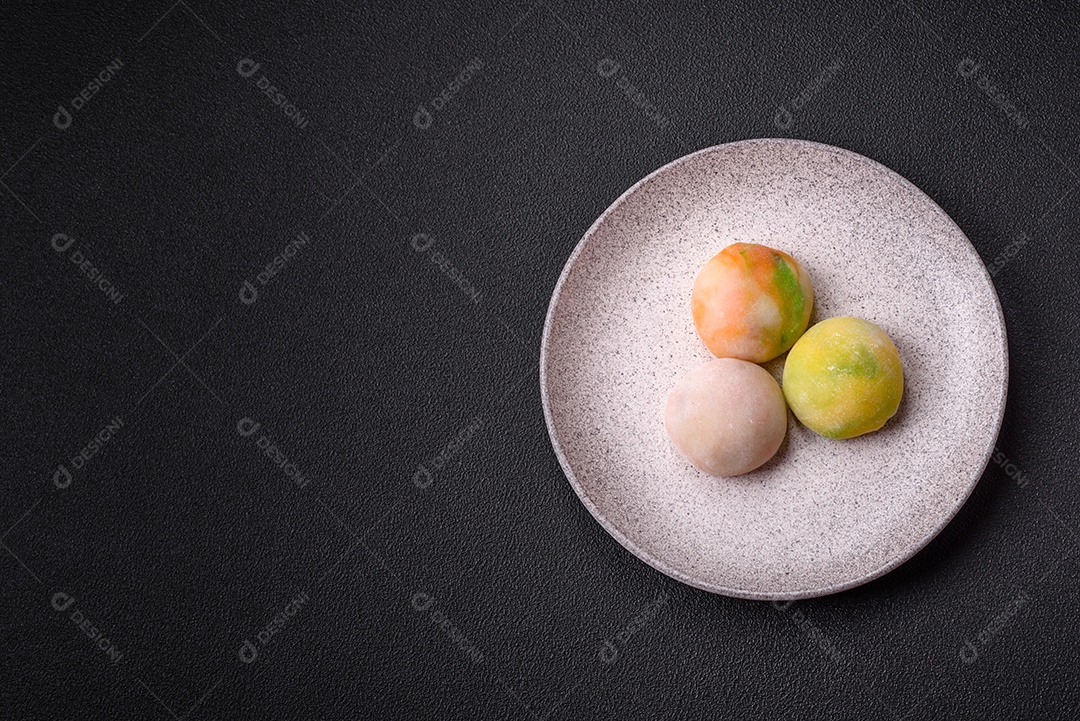 Deliciosas sobremesas doces de mochi geladas com recheio de frutas e cobertura de massa de arroz