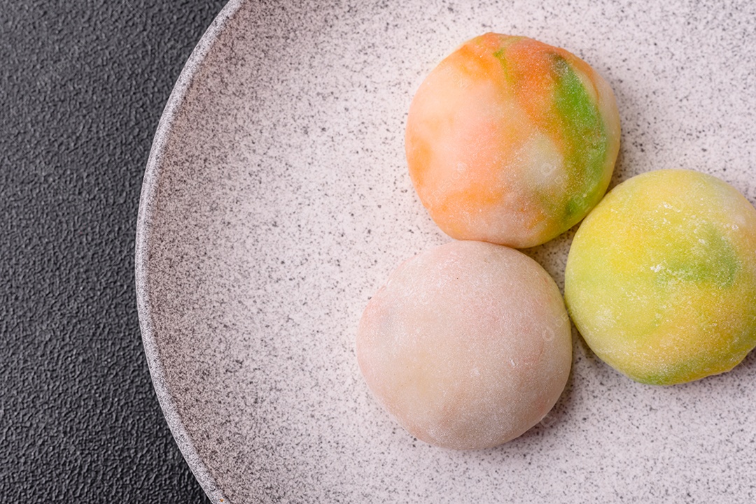 Deliciosas sobremesas doces de mochi geladas com recheio de frutas e cobertura de massa de arroz