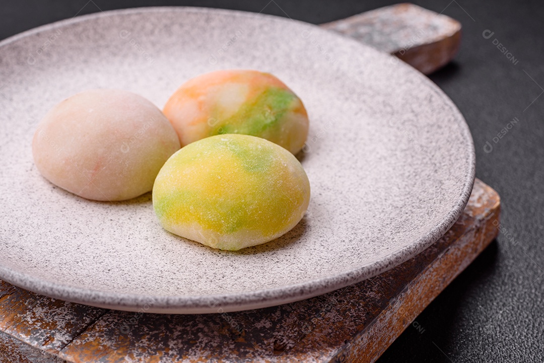 Deliciosas sobremesas doces de mochi geladas com recheio de frutas e cobertura de massa de arroz