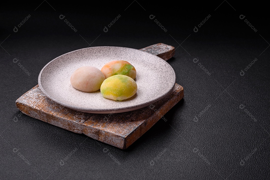 Deliciosas sobremesas doces de mochi geladas com recheio de frutas e cobertura de massa de arroz