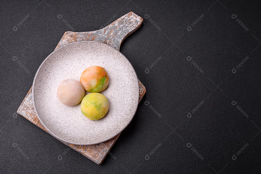 Deliciosas sobremesas doces de mochi geladas com recheio de frutas e cobertura de massa de arroz