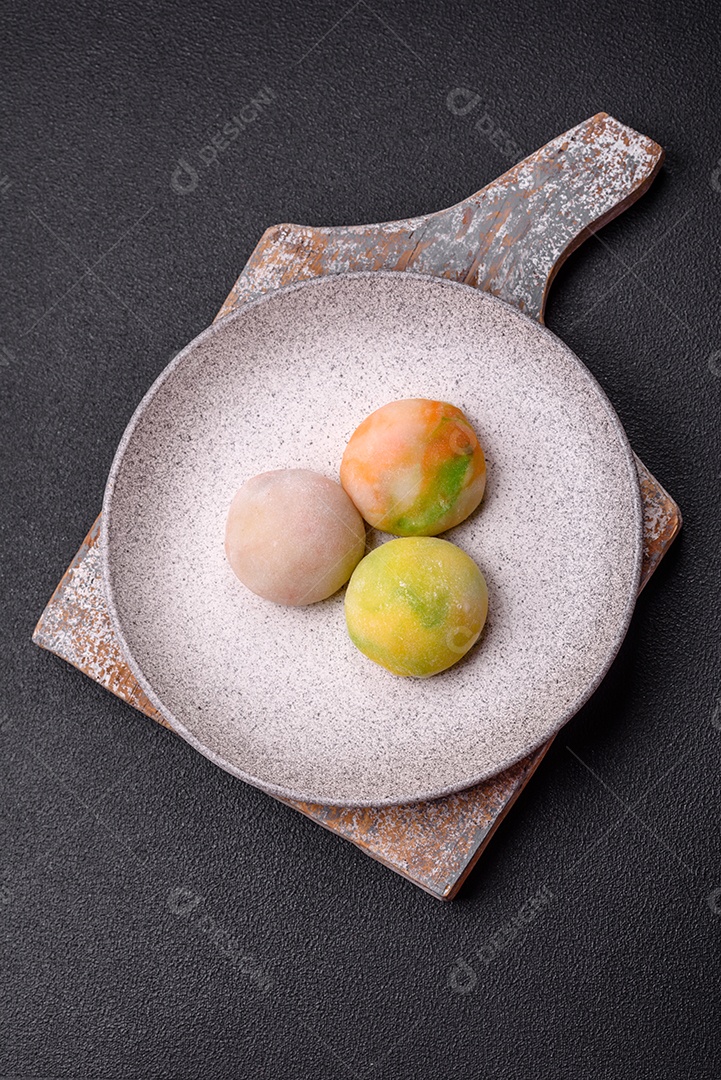 Deliciosas sobremesas doces de mochi geladas com recheio de frutas e cobertura de massa de arroz