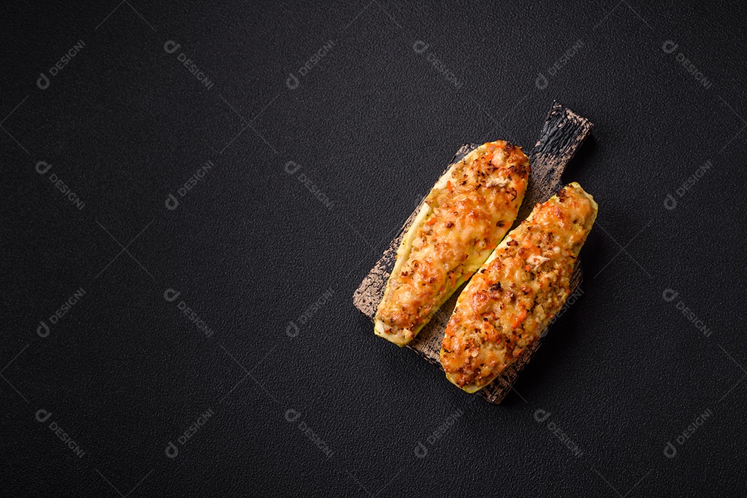 Metades de abobrinha assadas com queijo, tomate, carne ou substituto de carne com sal, especiarias e ervas