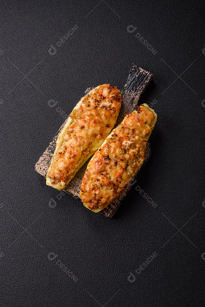 Metades de abobrinha assadas com queijo, tomate, carne ou substituto de carne com sal, especiarias e ervas