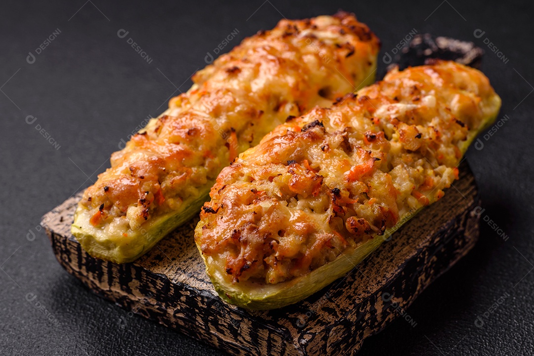 Metades de abobrinha assadas com queijo, tomate, carne ou substituto de carne com sal, especiarias e ervas