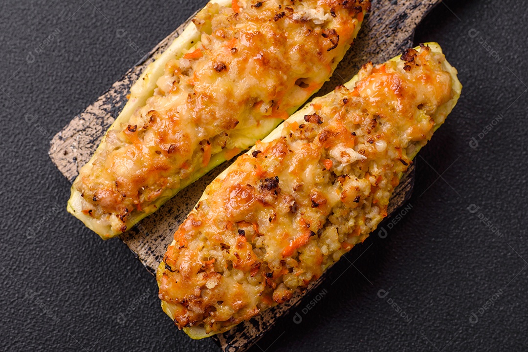 Metades de abobrinha assadas com queijo, tomate, carne ou substituto de carne com sal, especiarias e ervas