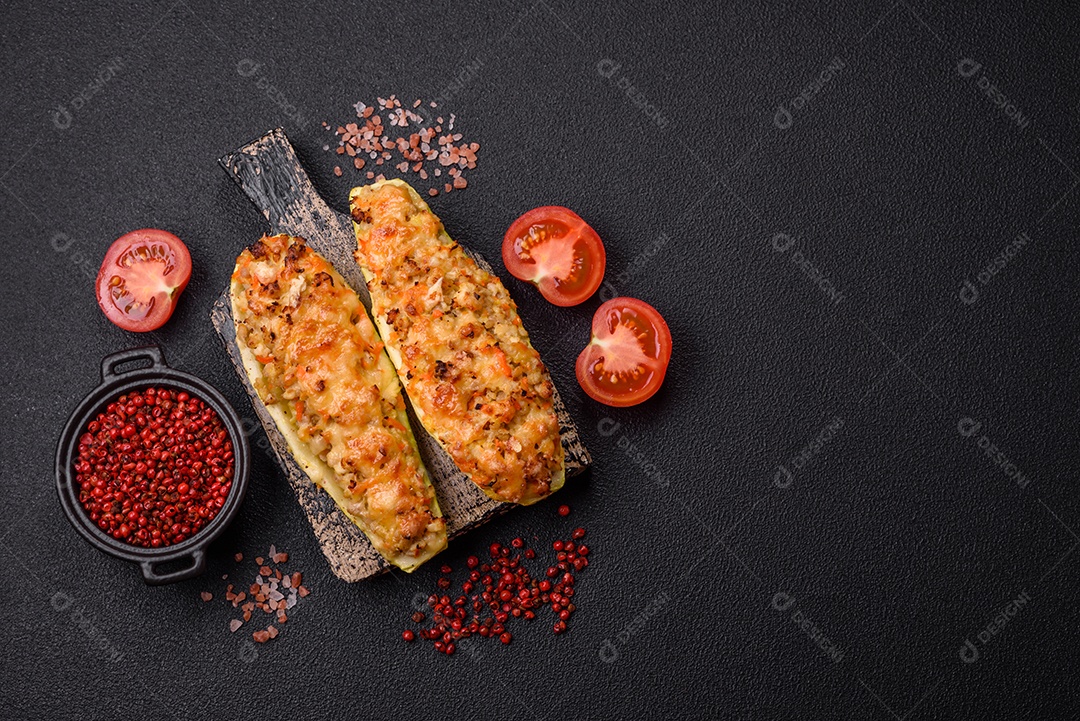Metades de abobrinha assadas com queijo, tomate, carne ou substituto de carne com sal, especiarias e ervas