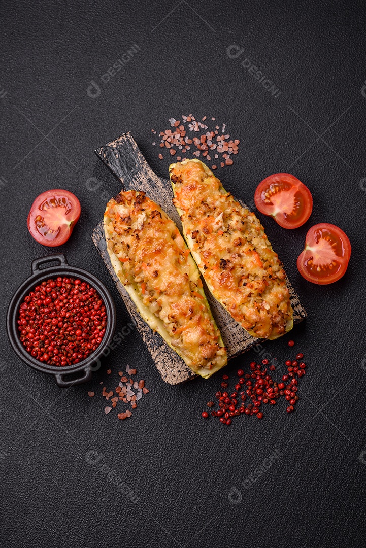 Metades de abobrinha assadas com queijo, tomate, carne ou substituto de carne com sal, especiarias e ervas