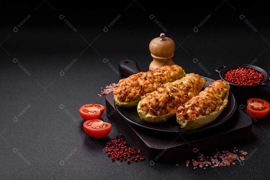 Metades de abobrinha assadas com queijo, tomate, carne ou substituto de carne com sal, especiarias e ervas