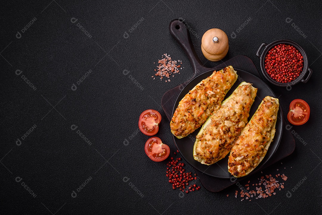 Metades de abobrinha assadas com queijo, tomate, carne ou substituto de carne com sal, especiarias e ervas