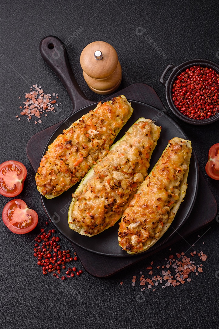Metades de abobrinha assadas com queijo, tomate, carne ou substituto de carne com sal, especiarias e ervas