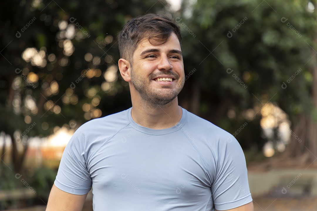 Jovem rapaz sorrindo posando para foto