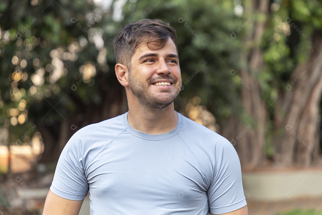 Jovem rapaz sorrindo posando para foto