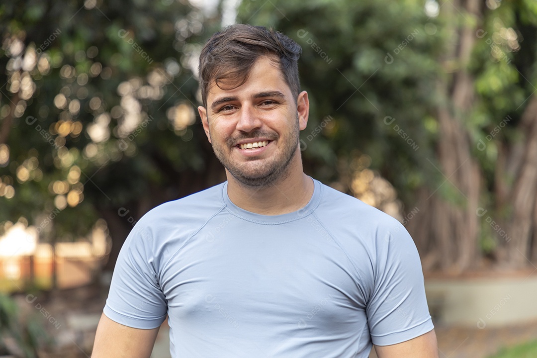Jovem rapaz sorrindo posando para foto