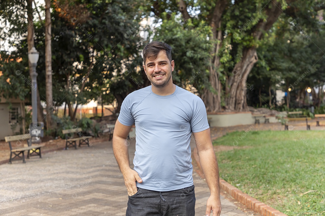 Jovem rapaz posando para foto em parque