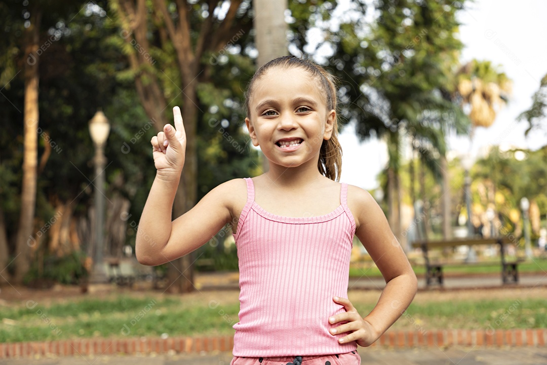 Linda menininha apontando para cima