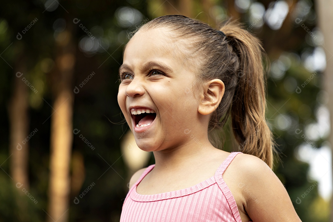 Linda garota sorrindo