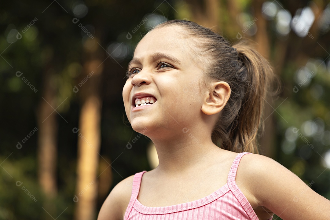 Uma linda garotinha sorrindo