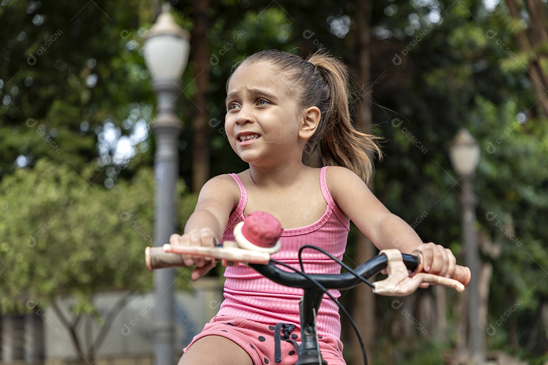 Linda garotinha na sua adorável bicicleta cor de rosa