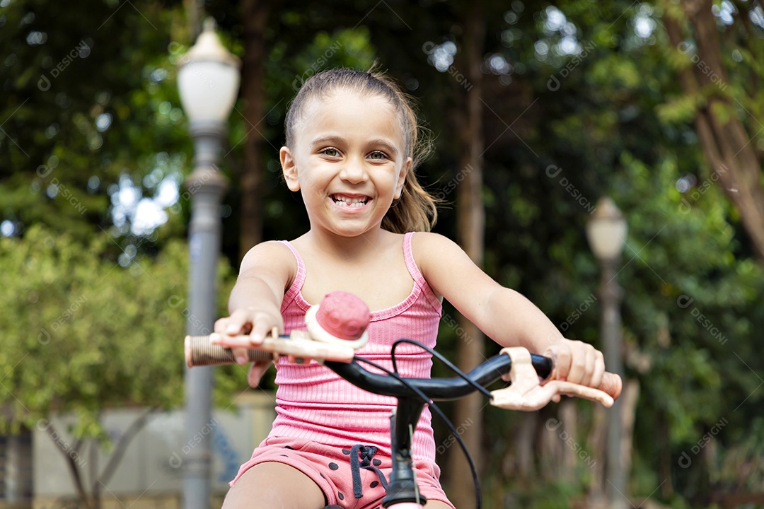 Linda garota na sua bicicleta cor de rosa
