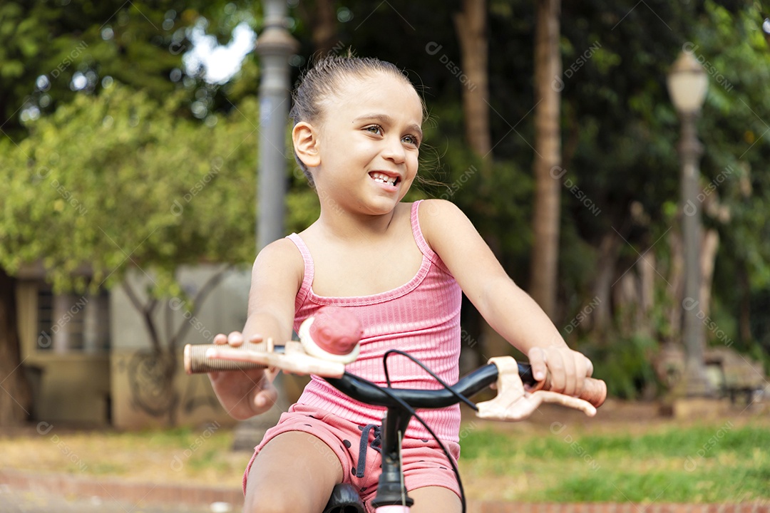 Linda menininha na sua bicicleta feliz