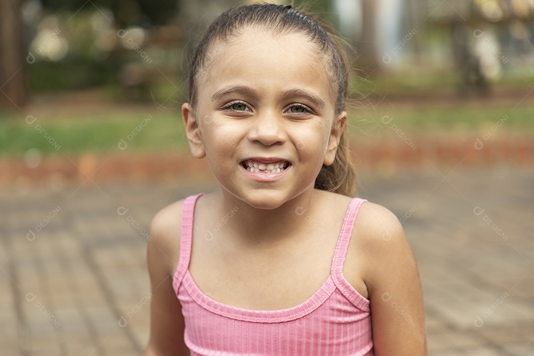 Linda garotinha loira sorrindo