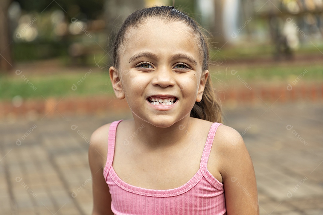 Uma linda garotinha feliz no parque